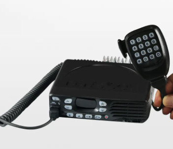 kaufen Mobilfunkempfänger Auto Walkie Talkie 25W VHF DMR TKD840 / TKD740 Fahrzeugmontiertes Zweigleisiges Radio on-line-Fertigung
